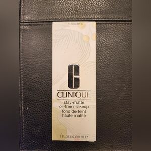 Clinique Stay-Matte Oil-Free Makeup Foundation In 11 Honey